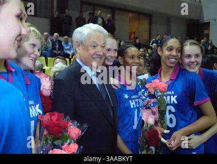 23. April 2007 - Moskau, Russland - der ehemalige russische Präsident Boris Jelzin (1. Februar 1931 C 23. April 2007) ist heute im Alter von 76 Jahren gestorben. Jelzin wurde Russlands erster demokratisch gewählter Präsident der Russischen Föderation, nachdem Michail Gorbatschow im Dezember 1991 als sowjetischer Führer zurücktrat. IM BILD: Das Ende der russischen Volleyball-Meisterschaft unter Frauen, ` Urochka-?O?¬` (Gebiet Swerdlowsk) hat das ` Dynamo` (Moskau) gewonnen - 3:0 Boris Jelzin gratuliert den Gewinnern. (Kreditbild: © PhotoXpress/ZUMA Press) EINSCHRÄNKUNGEN: NUR Rechte in Nord- und Südamerika Stockfoto